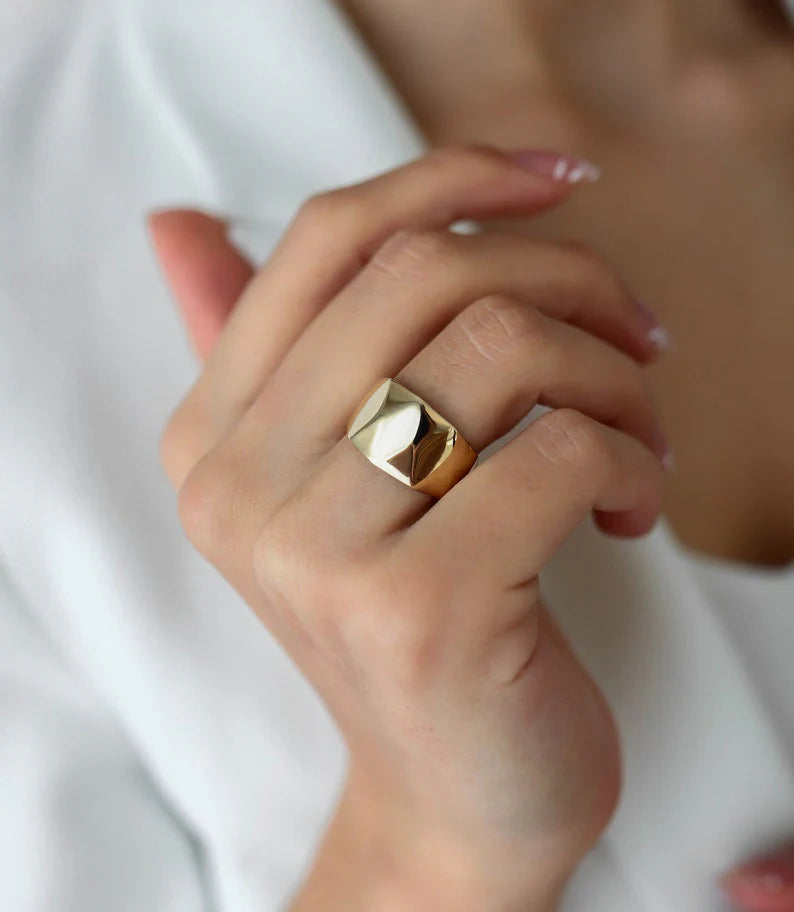 The Bold Vintage 9k Gold Ring image 0