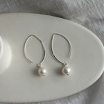 The Elegant Pearl Earring image 0