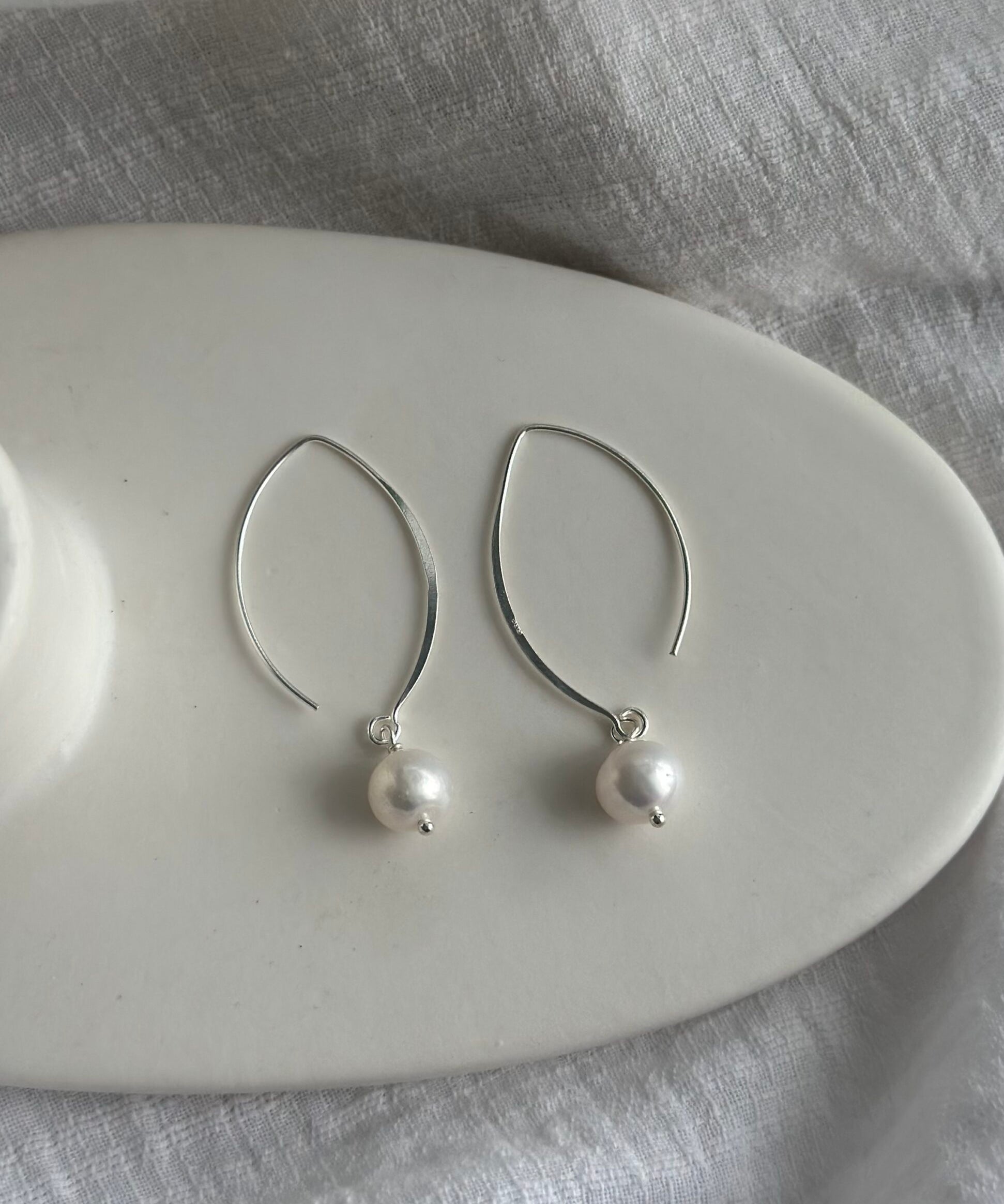 The Elegant Pearl Earring image 0