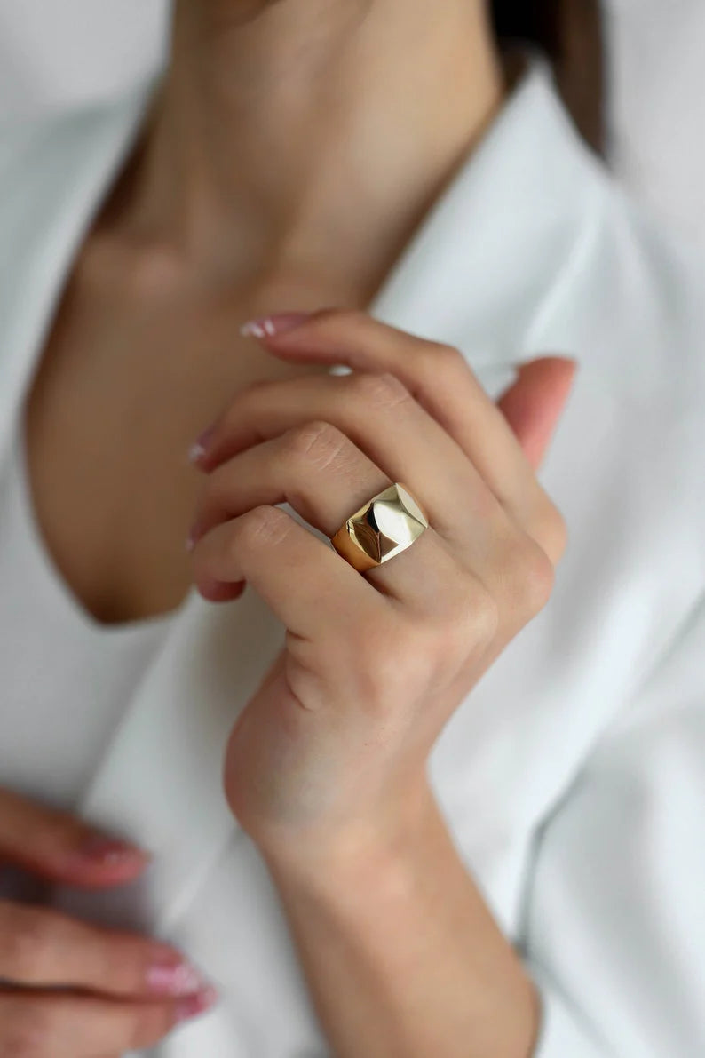 The Bold Vintage 9k Gold Ring image 1