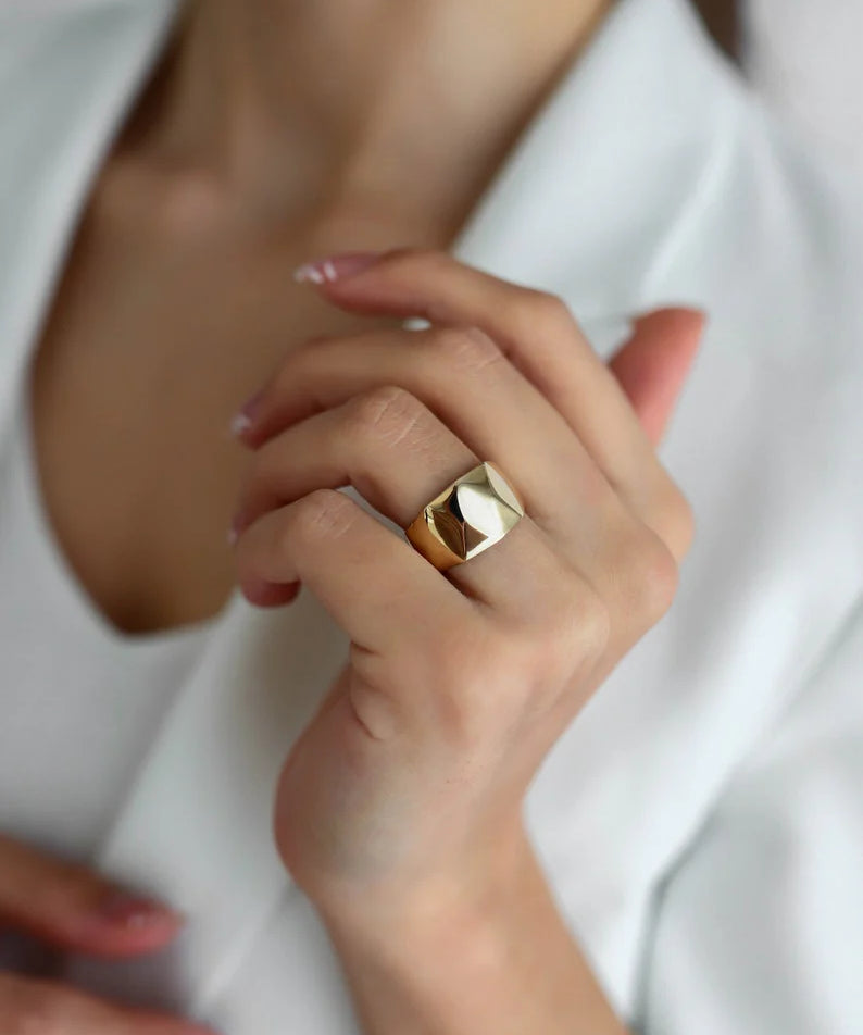 The Bold Vintage 9k Gold Ring image 1
